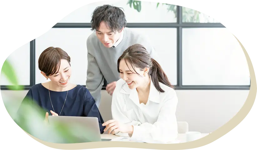 和やかな雰囲気で働く笑顔のスタッフ