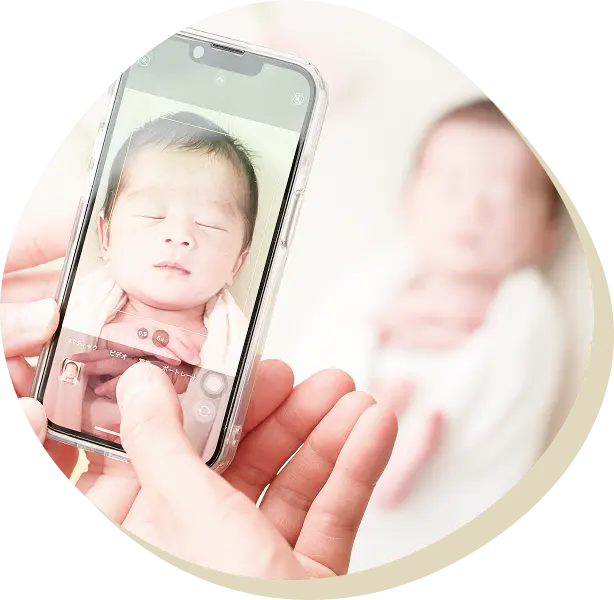 スマホで赤ちゃんを撮影するイメージ